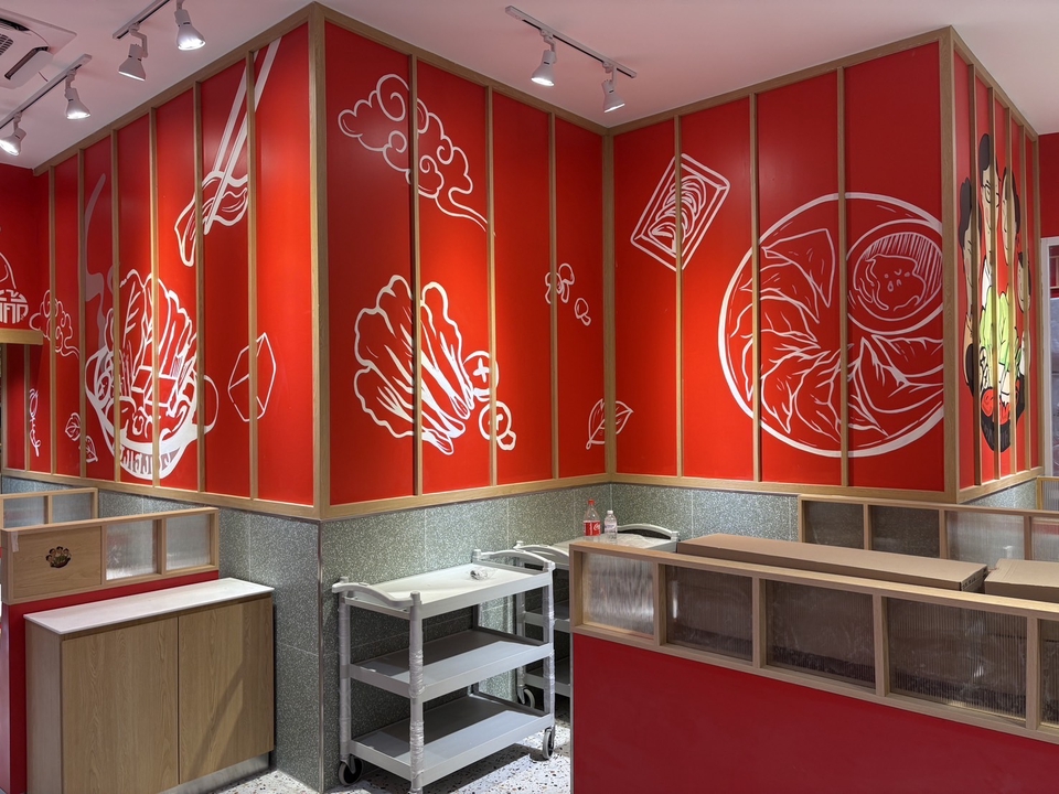 รับเพ้นท์ผนังร้านอาหารสไตล์จีน ลายเส้นสีขาวแดง