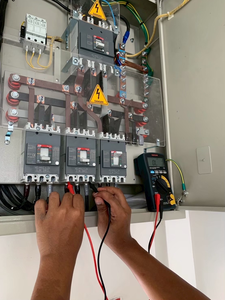 ช่างไฟฟ้าตรวจสอบระบบไฟฟ้าด้วยมิเตอร์  รับเหมาไฟฟ้า เดินสายไฟ