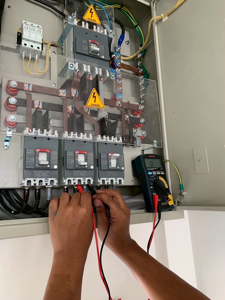 ช่างไฟฟ้าตรวจสอบระบบไฟฟ้าภายในบ้าน  รับเหมาไฟฟ้า