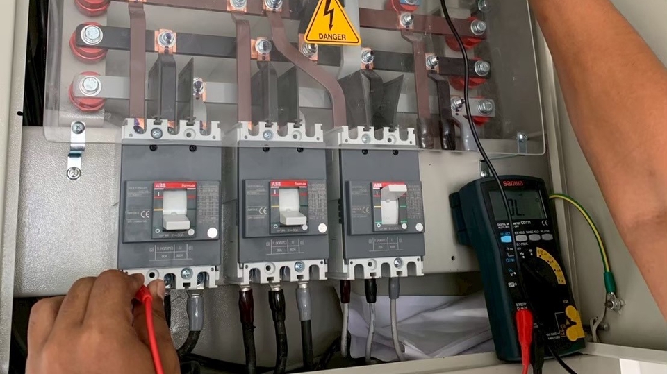 ช่างไฟฟ้าตรวจสอบระบบไฟฟ้าแรงสูงด้วยมิเตอร์  รับเหมาไฟฟ้า  เดินสายไฟ