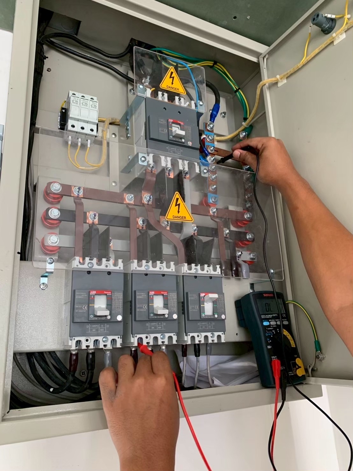 ช่างไฟฟ้าตรวจสอบระบบไฟฟ้าภายในบ้าน  รับเหมาไฟฟ้า เดินสายไฟ