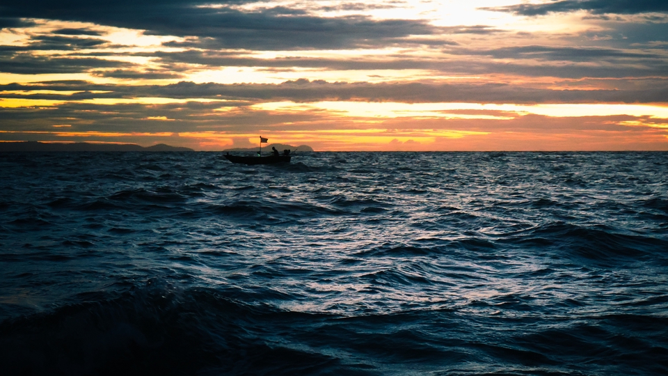 เรือล่องในทะเล