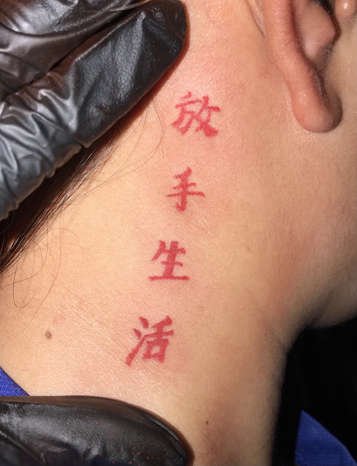 ออกแบบลายสักตัวอักษรบนคอ รอยสักสีแดงสดสวยงาม แสดงข้อความภาษาจีน tattoo