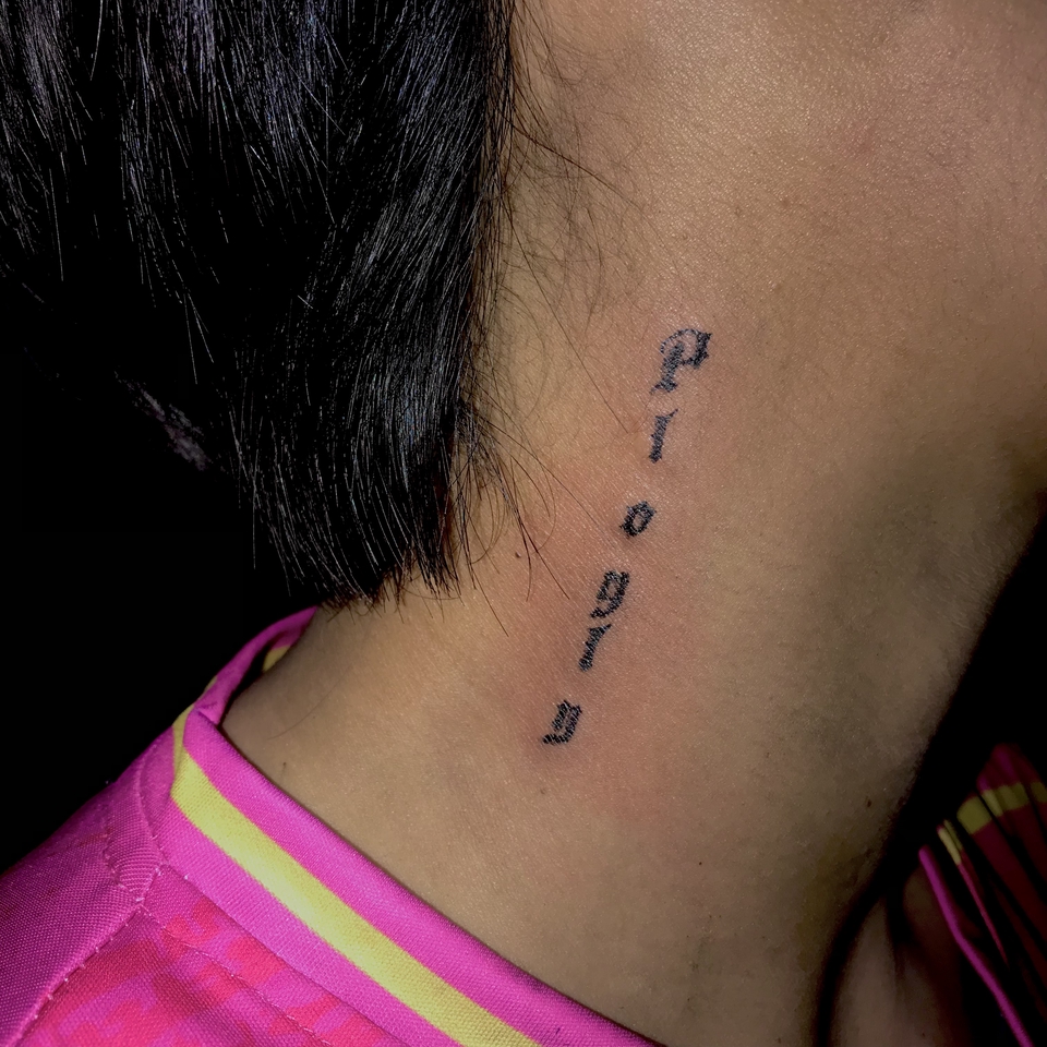 ออกแบบรอยสักตัวอักษรบนคอ ออกแบบลายสัก มินิมอล