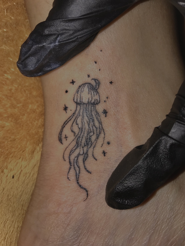 ลายสัก รูปแบบแมงกะพรุนน่ารักๆ พร้อมดาวเล็กๆ