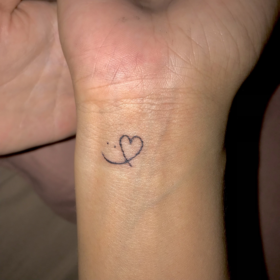 รอยสักมินิมอลรูปหัวใจเล็กๆ บนข้อมือ