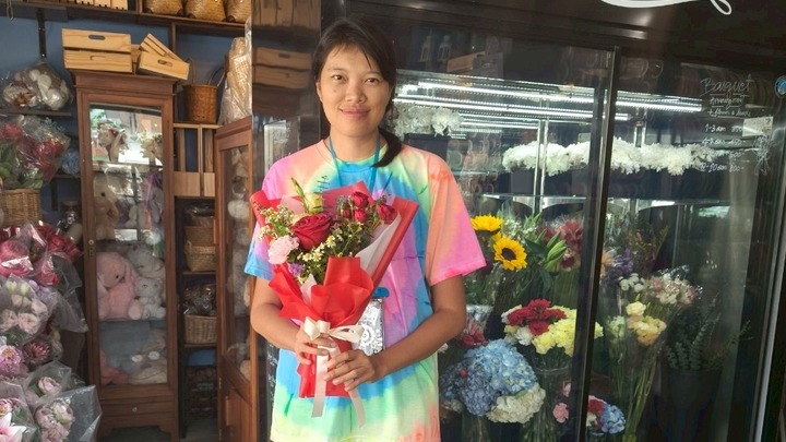 ถ้าชอบดอกไม้และอยากได้ช่อดอกไม้ เรามีบริการส่งช่อดอกไม้ให้ค่ะ