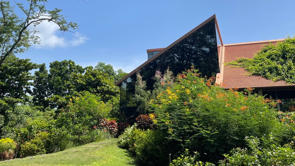 ยกตัวอย่างภาพนี้ ให้ความรู้สึกเดินเล่นในสวนของโรงแรม และแวะเข้าคาเฟ่เพิ่มความชิคๆคูลๆ