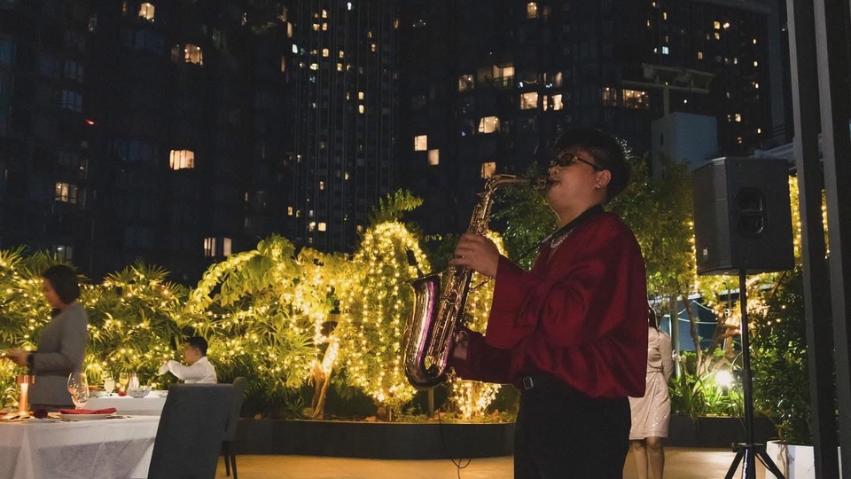 จ้างวงดนตรีแจ๊ส นักดนตรีแซ็กโซโฟนเล่นดนตรีสดงานกลางคืน