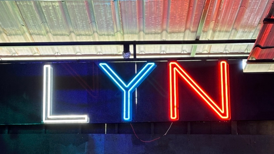 ป้ายไฟนีออนLYN รับทำป้ายไฟ ร้านทำป้าย ทำป้ายร้าน