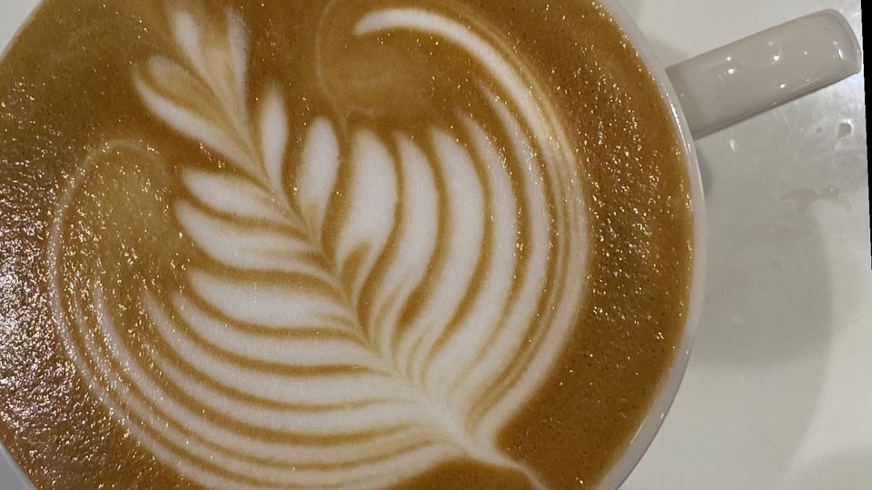 บาริสต้าลาเต้อาร์ตฟองนมสวยงาม