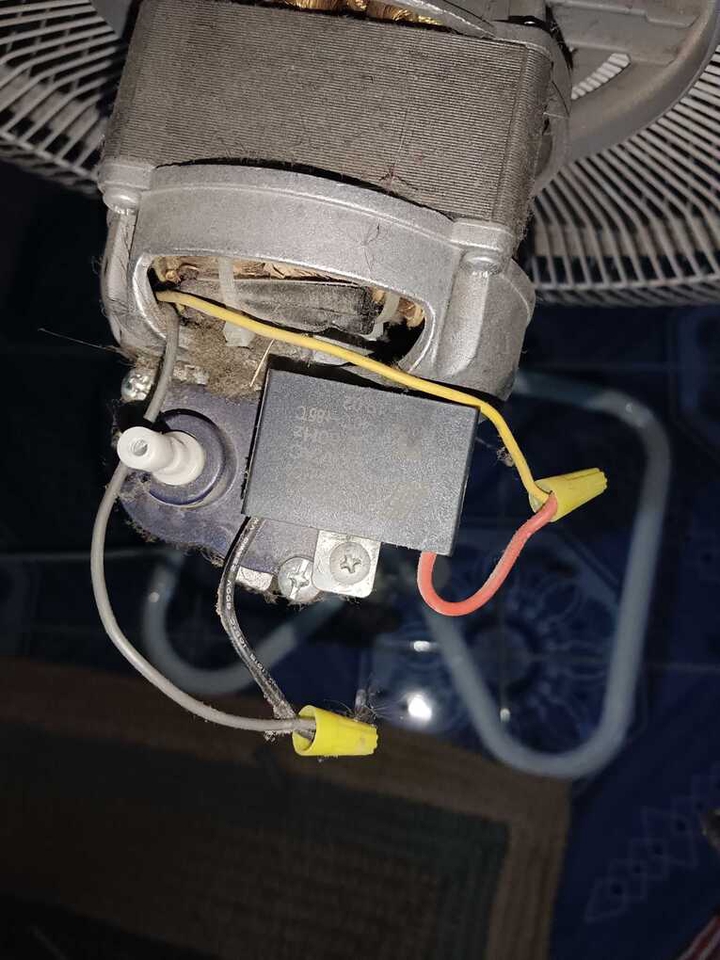 ช่างซ่อมไฟฟ้าซ่อมมอเตอร์พัดลมเสีย เปลี่ยนคาปาซิเตอร์