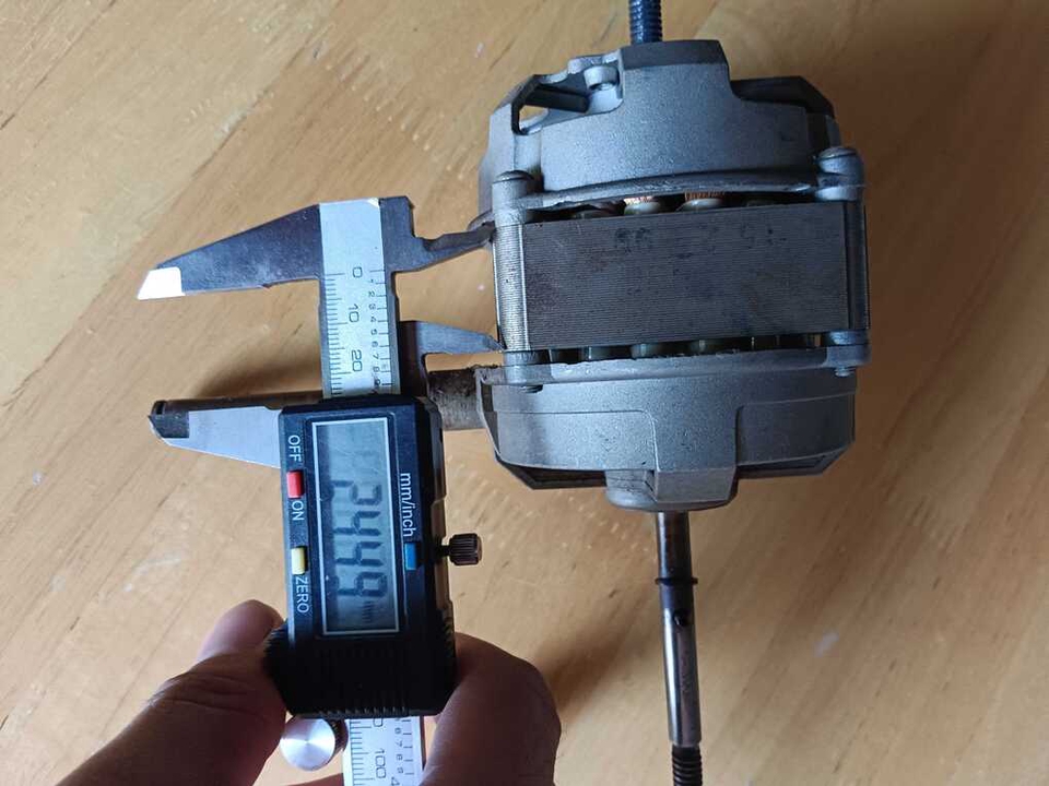 ช่างไฟฟ้าซ่อมมอเตอร์ไฟฟ้าขนาดเล็ก วัดขนาดด้วยเวอร์เนียร์ บริการซ่อมไฟฟ้า