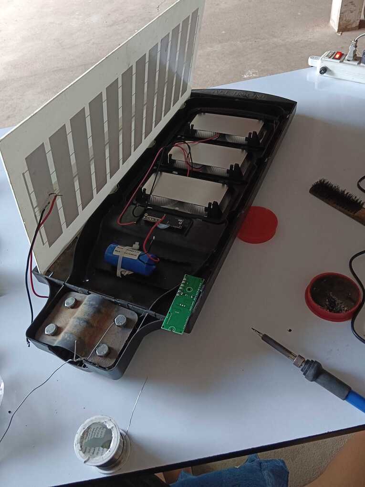 ช่างไฟฟ้าซ่อมแซมแผงโซลาร์เซลล์ไฟถนน