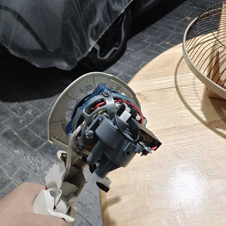 ช่างซ่อมไฟฟ้าซ่อมพัดลมเสีย รับเหมาไฟฟ้า