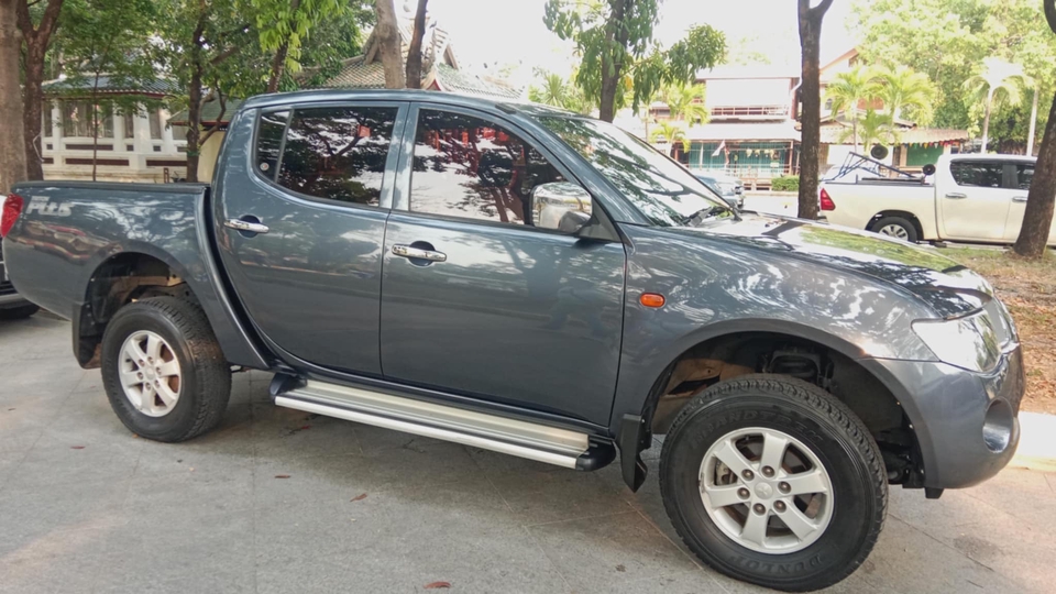 รถกระบะสี่ประตู