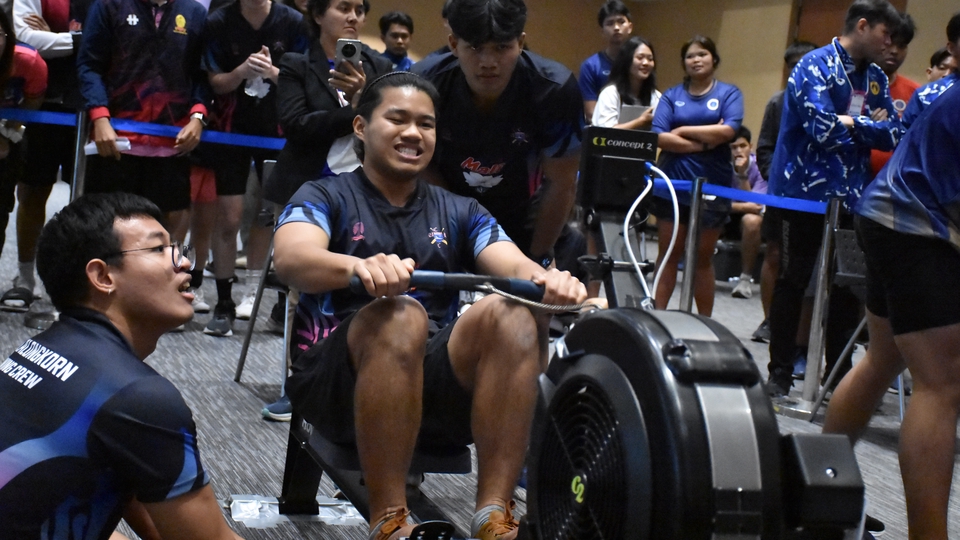 เทรนเนอร์ส่วนตัวกำลังสอนวิธีใช้เครื่องออกกำลังกายให้ลูกค้า นักกีฬาหนุ่มกำลังฝึกพายเรือกับเทรนเนอร์ จ้างเทรนเนอร์ส่วนตัวเพื่อลดน้ำหนัก เทรนเนอร์ฟิตเนสใกล้ฉัน ปากช่อง โค้ชสอนออกกำลังกาย เทรนเนอร์กรุงเทพฯ ออกกำลังกายสร้างกล้ามเนื้อ