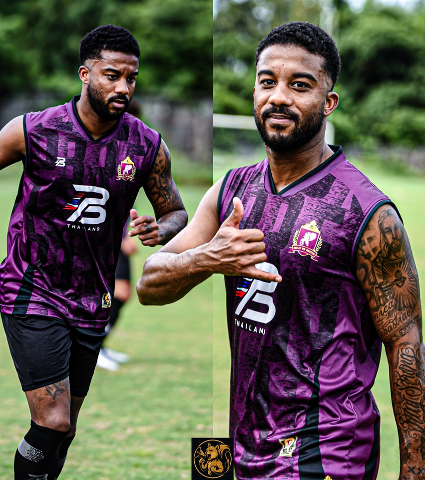 รับปริ้นโปสเตอร์ ภาพนักฟุตบอลใส่เสื้อทีมฟุตบอลสีม่วงสวยงาม พร้อมรอยสักที่แขน เหมาะสำหรับทำโปสเตอร์ติดผนัง สั่งทําโปสเตอร์ติดผนัง ทำโปสเตอร์ ร้านปริ้นโปสเตอร์ ราคาถูก บริการพิมพ์โปสเตอร์คุณภาพดี