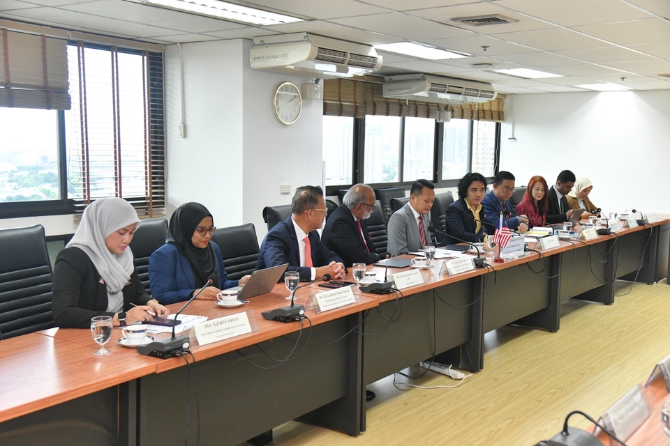 ล่าม ไทย–เยอรมนี 🇹🇭🇩🇪 ล่าม งานนิทรรศการ สื่อสารมั่นใจ ล่าม เชื่อมโยงทุกภาษาให้เป็นหนึ่งเดียว