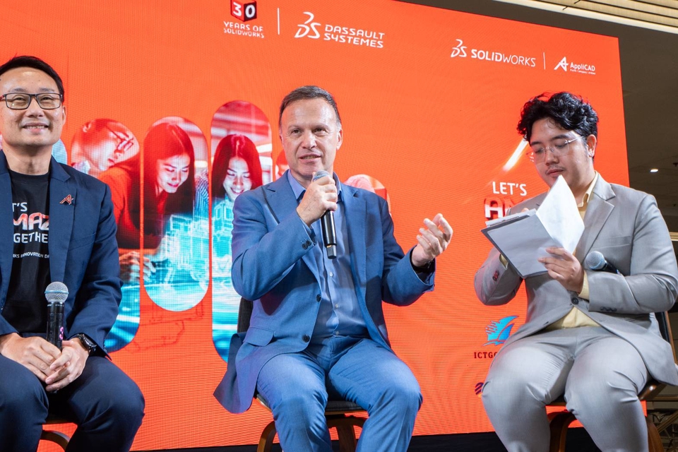 ล่ามแปลพร้อมบนเวทีภาษาไทย-อังกฤษ