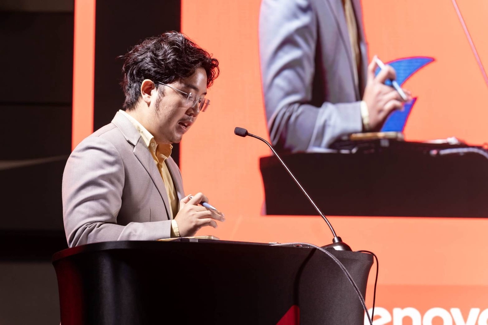 ล่ามแปลภาษาไทย-อังกฤษบนเวทีการประชุมอย่างมืออาชีพ