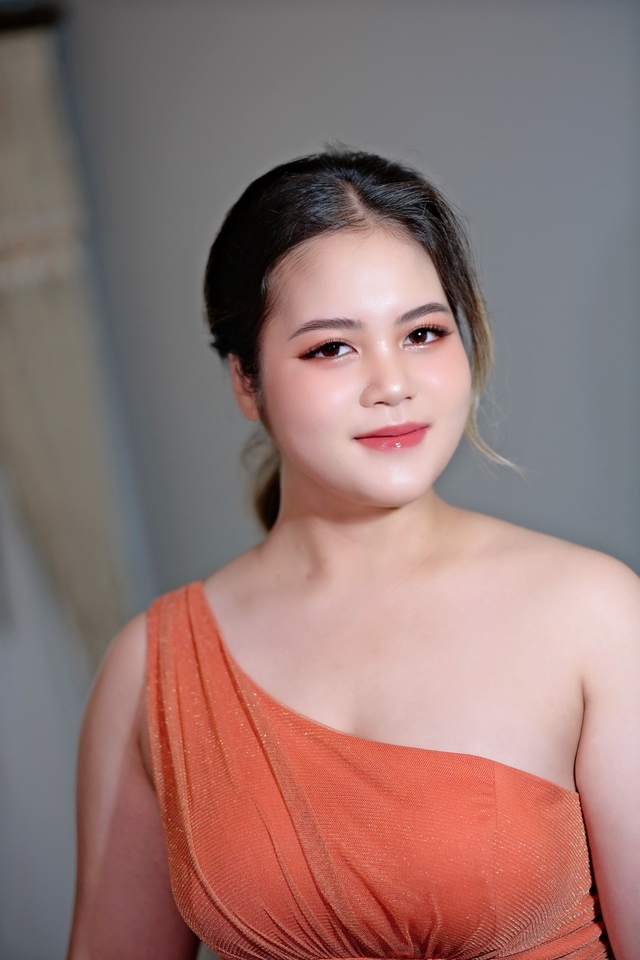 ช่างแต่งหน้าสาวสวย พร้อมแต่งหน้าทำผมรับปริญญา งานแต่ง เจ้าสาว