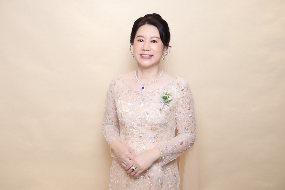 ช่างแต่งหน้าเจ้าสาว ดูสง่า ชุดราตรีพร้อมเครื่องประดับ แต่งหน้าสไตล์สุภาพ เหมาะกับงานพิธีการ