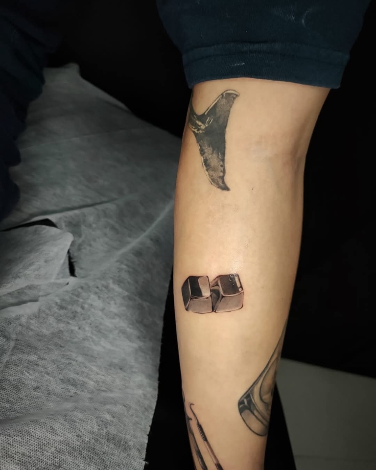 ออกแบบลายสักแขน สไตล์มินิมอล คำคมและหางวาฬ