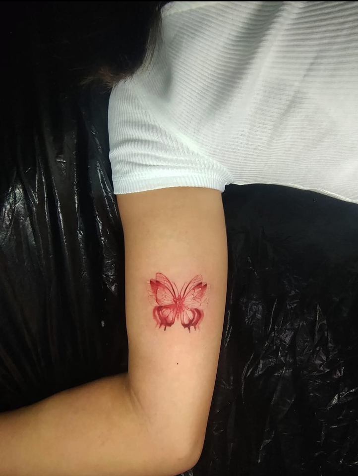 ออกแบบลายสักผีเสื้อสีแดงเล็กๆ ลายสักแขนผู้หญิง ออกแบบลายสักมินิมอล