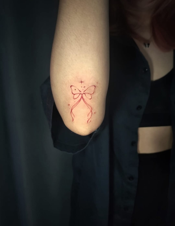 ออกแบบลายสักแขนผู้หญิง ลายสักผีเสื้อมินิมอล