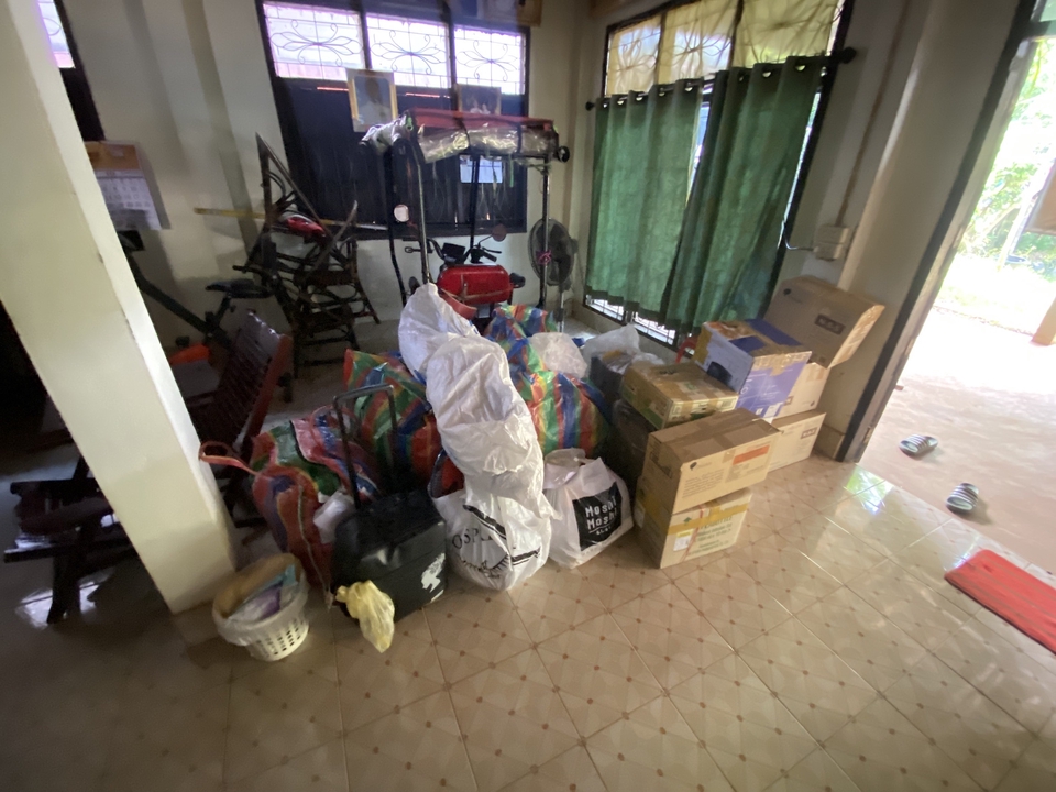 บริการขนย้ายของ ภาพกองของเตรียมขนย้าย เช่น กระสอบ เสื้อผ้า ถุง และกล่องกระดาษมากมาย พร้อมให้บริการขนย้ายของย้ายบ้าน ย้ายคอนโด ย้ายสำนักงาน ราคาเป็นกันเอง รับขนย้ายเฟอร์นิเจอร์ บริการดี ขนย้ายอย่างปลอดภัย