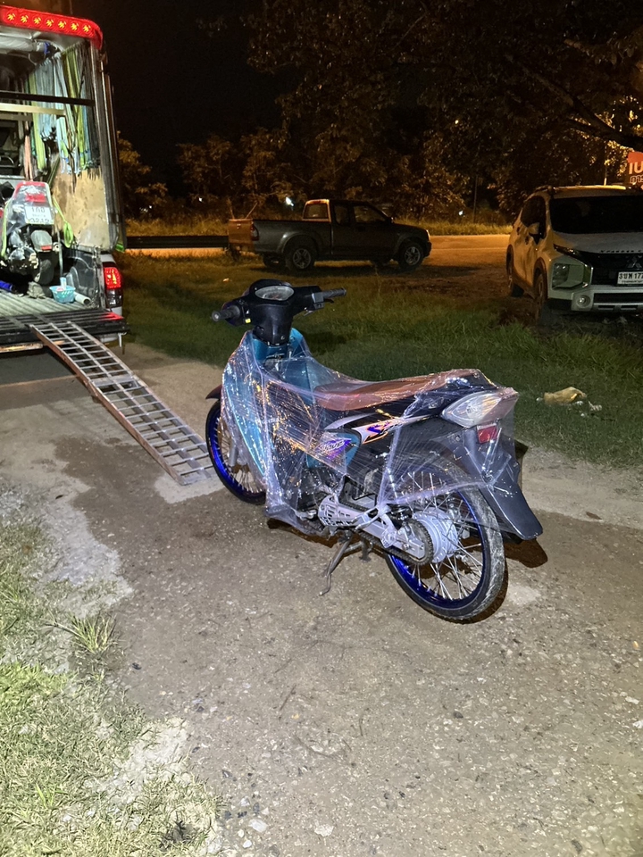 บริการขนย้ายของ มอเตอร์ไซค์หุ้มพลาสติกใส จอดข้างรถขนส่ง มีรถกระบะจอดอยู่ใกล้ๆ เตรียมขนย้าย ดูแลสินค้า ขนย้ายปลอดภัย รับจ้างขนย้ายของ ย้ายรถมอเตอร์ไซค์ ราคาถูก ขนย้ายอย่างดี ขนส่งทั่วไทย บริการขนย้าย