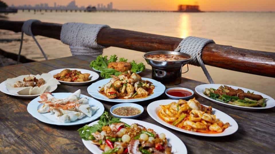 พาผู้สูงอายุไปเที่ยว ไปหาหมอ ไปทานข้าว แทนลูกหลานที่ไม่ว่างพาไป
เดินทางด้วยรถแท็กซี่หรือแอพเรียกรถ