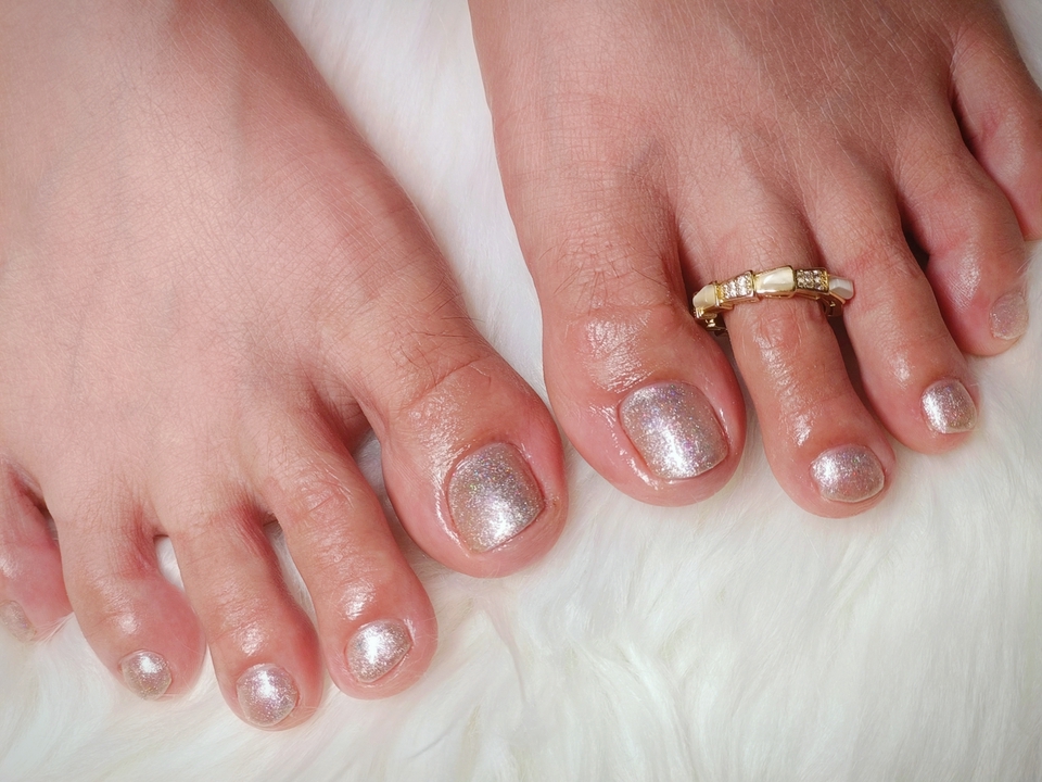 ทำเล็บนอกสถานที่: ภาพเท้าสวยๆ ที่ทาสีเล็บด้วยสีเหลือบมุก พร้อมแหวนนิ้วเท้าสวยงาม บริการทำเล็บที่บ้าน ช่างทำเล็บฟรีแลนซ์ ทำเล็บเจล สีเล็บสวยๆ ทำเล็บเท้า เพ้นท์เล็บ