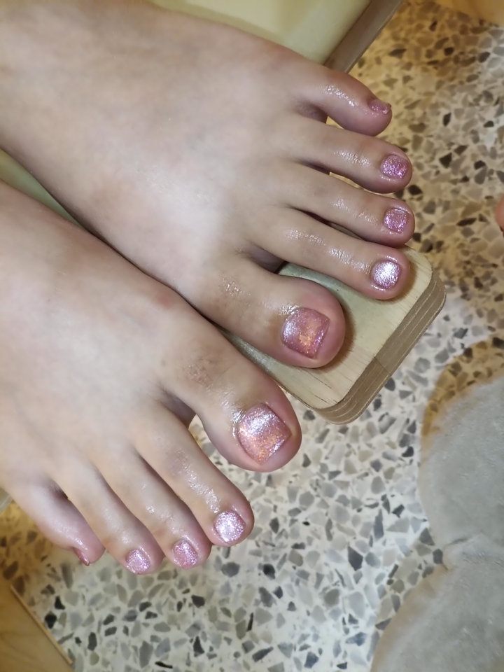 ทำเล็บนอกสถานที่: เท้าสวยๆ ที่เพิ่งทำเล็บเจลสีชมพูกลิตเตอร์อ่อนๆ ดูดีมีสไตล์ พร้อมบริการทำเล็บถึงบ้าน ทำเล็บสวยๆ สีเจล ติดทนนาน ช่างทำเล็บฟรีแลนซ์พร้อมให้บริการ ล้างเล็บเจล ทำเล็บมือ ทำเล็บเท้า