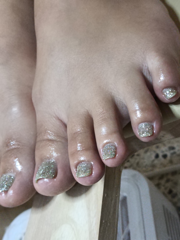 ทำเล็บนอกสถานที่ ทำเล็บเท้าด้วยกลิตเตอร์สีเงินสวยงาม บริการทําเล็บที่บ้านเพื่อความสะดวกสบายและเพอร์เฟกต์ ช่างทำเล็บฟรีแลนซ์พร้อมดูแลเล็บคุณให้สวยทุกที่ทุกเวลา ทำเล็บสวย ทำเล็บเจล ล้างเล็บเจล แต่งเล็บน่ารัก สวยใสดูดี