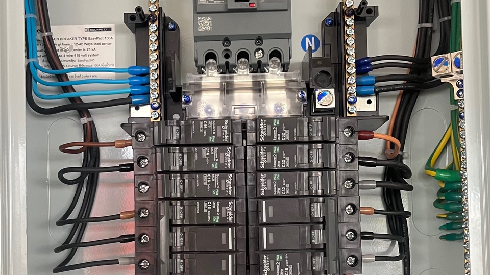 เข้าสายตู้คอนซูเมอร์
เข้าสายตู้โหลดเซ็นเตอร์
เดินระบบไฟฟ้าภายในอาคาร