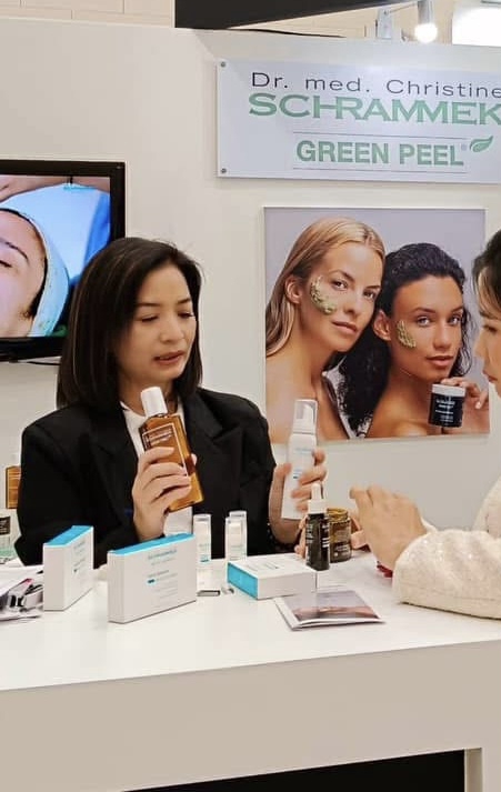 พนักงานขายออกบูธเสนอขายผลิตภัณฑ์บำรุงผิว Green Peel
