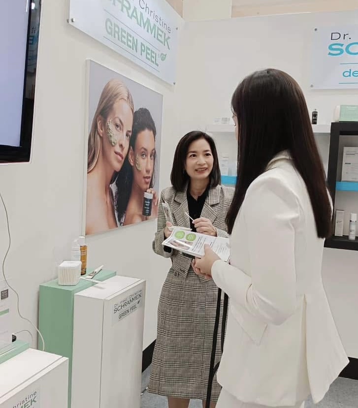พนักงานขายออกบูธเสริมสวยสินค้าครีมบำรุงผิว Christine Schrammek Green Peel
