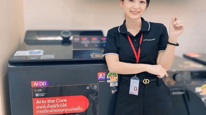 ยืนบูธขายเครื่องใช้ไฟฟ้า LG