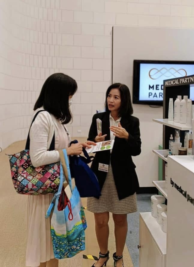 พนักงานขายออกบูธแนะนำสินค้าความงาม