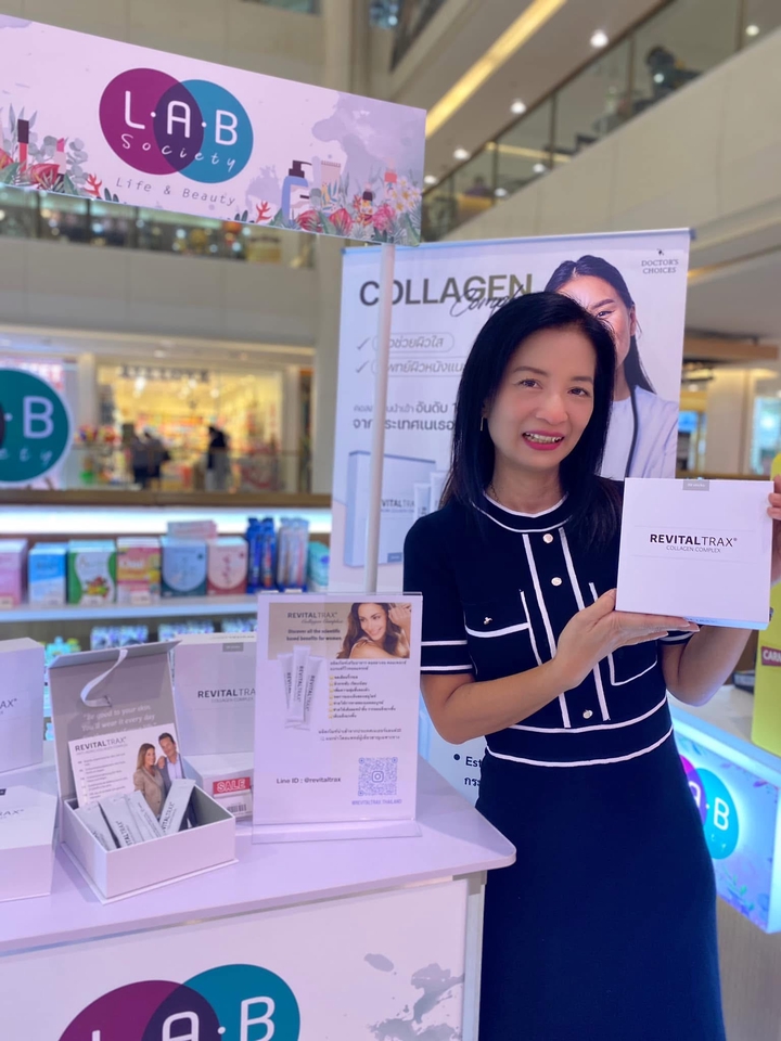 พนักงานขายออกบูธสินค้าเสริมความงาม Lab Society กรุงเทพ