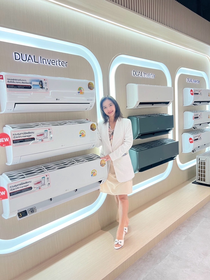 ยืนบูธขายเครื่องใช้ไฟฟ้า