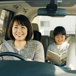 คุณป้ารถรับส่งน้อง ๆ