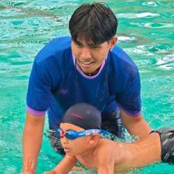 ครูสอนว่ายน้ำและฟุตบอล