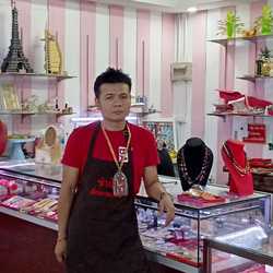 ช่างโจเลี่ยมกรอบพระเงินล้าน