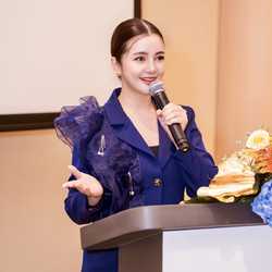 พิธีกรสองภาษา ไทย อังกฤษ