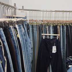 บริษัทพระจันทร์ยิ้มจำกัด